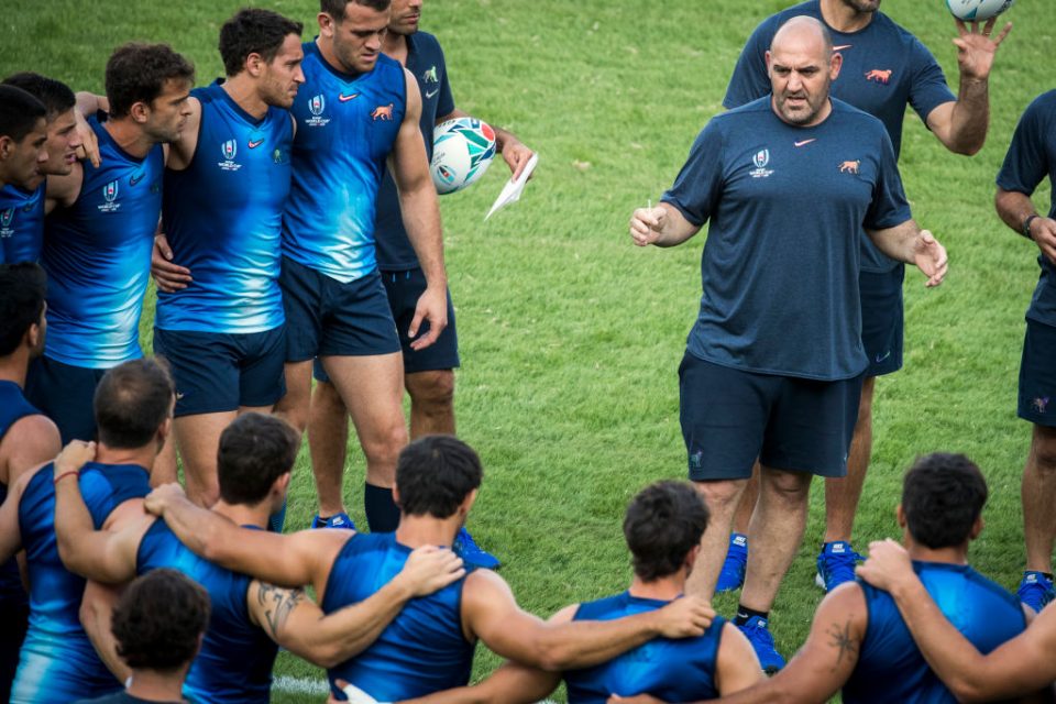Argentina's head coach Mario Ledesma (R) speaks to his players as he leads a  training session at the Prince Chichibu Memorial Rugby Stadium in Tokyo on October 1, 2019, during the Japan 2019 Rugby World Cup. (Photo by Odd ANDERSEN / AFP)        (Photo credit should read ODD ANDERSEN/AFP/Getty Images)
