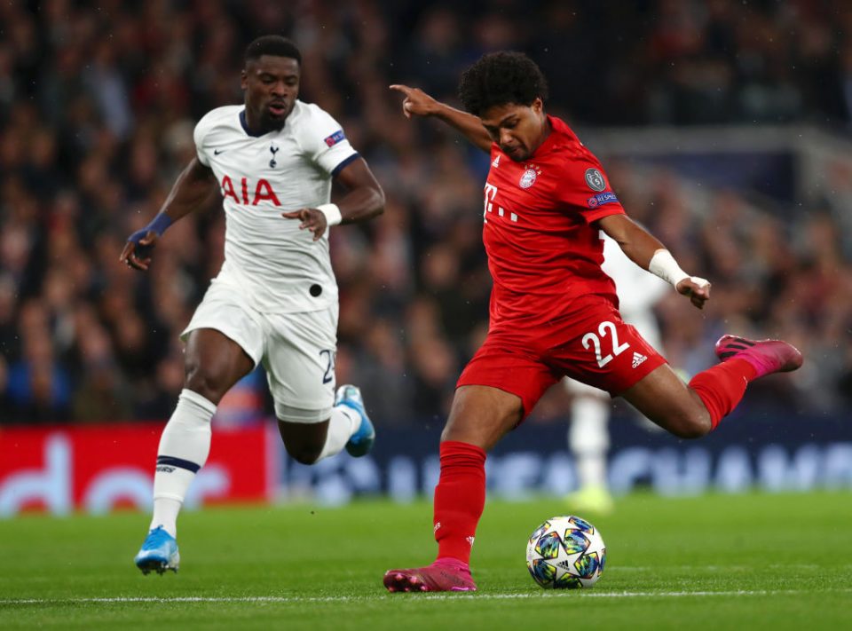 LONDON, ENGLAND - OCTOBER 01: Serge Gnabry of FC Bayern Munich shoots under pressure from Serge Aurier of Tottenham Hotspur during the UEFA Champions League group B match between Tottenham Hotspur and Bayern Muenchen at Tottenham Hotspur Stadium on October 01, 2019 in London, United Kingdom. (Photo by Dan Istitene/Getty Images)
