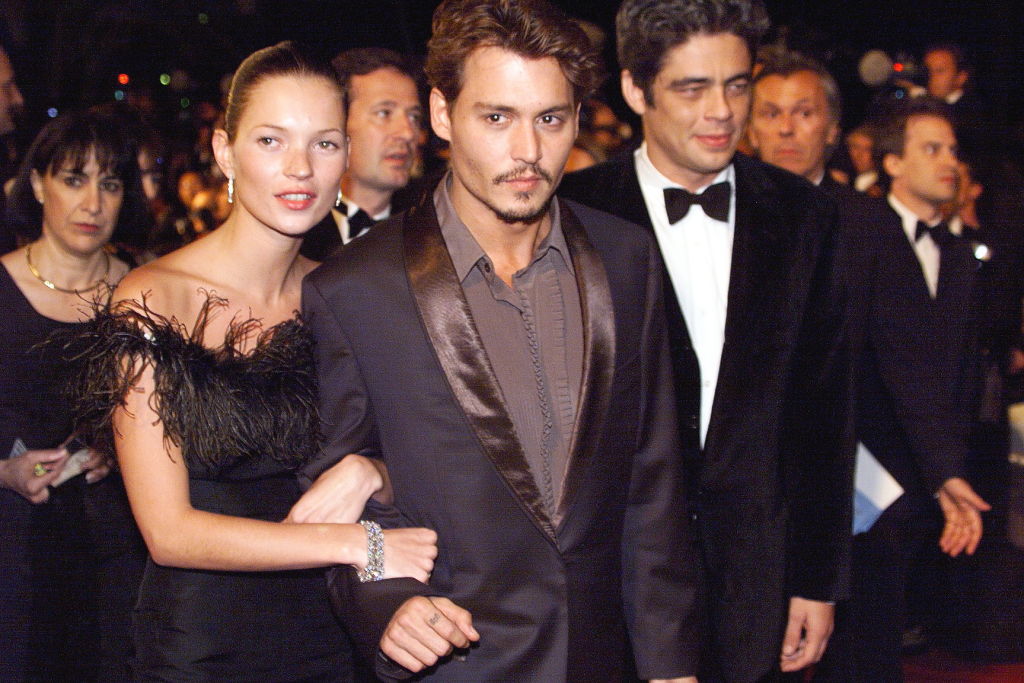 US Actors Johnny Depp (C) and Benito Del Toro (R)